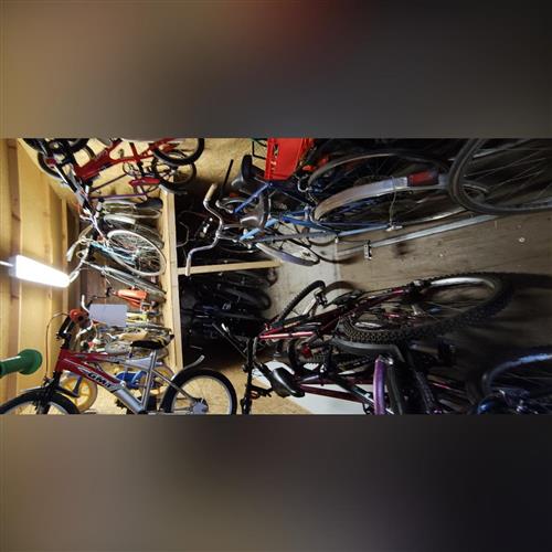 Cykloblšák secondhand bicyklov pred cyklodielňou Recykel